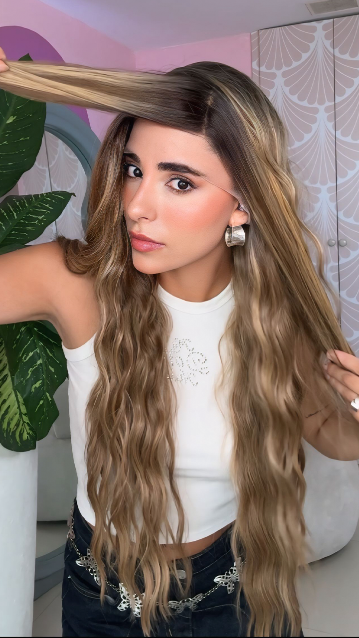 Peluca realista XL onda sirena, castaña clara con iluminaciones doradas